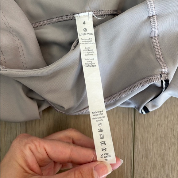 Lululemon Women's Size 4 Speed Up Reflective  Metallic Leggings Grey Pockets - Picture 12 of 13
